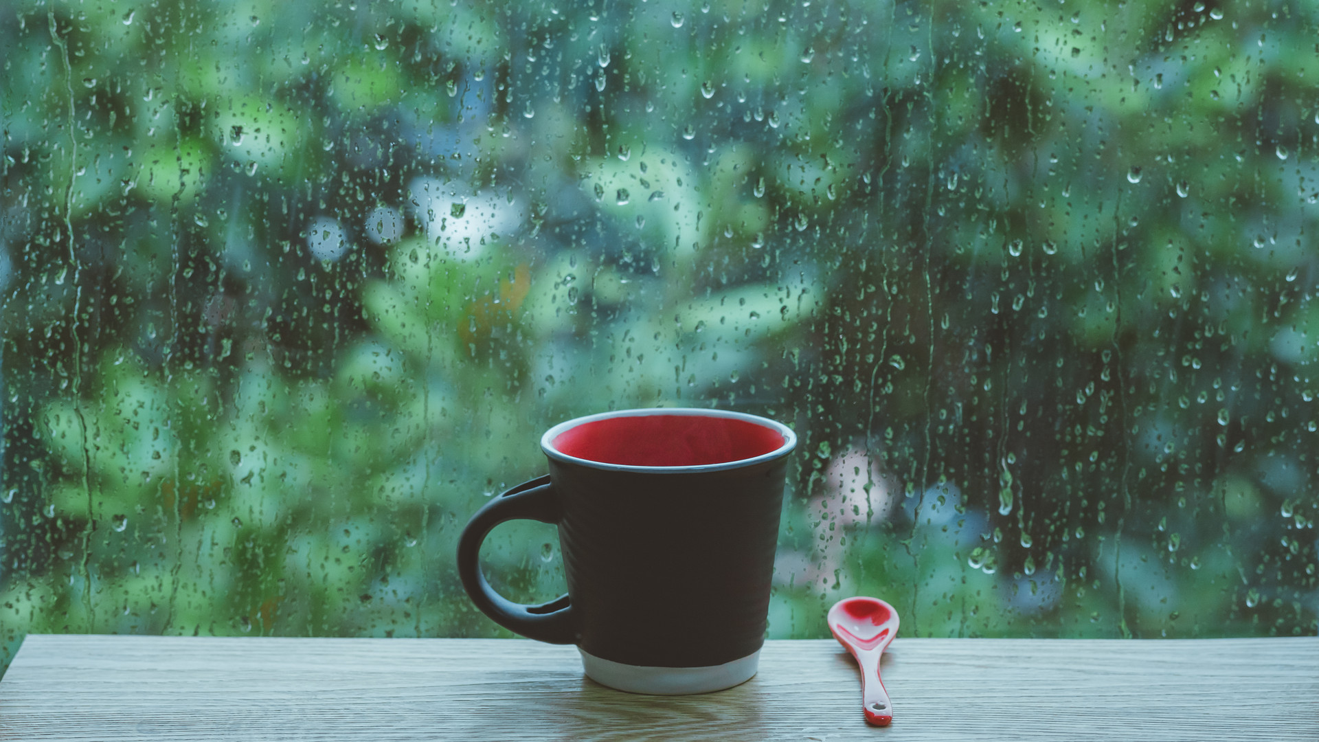 摄图网_500534175_雨天水珠玻璃咖啡杯(非企业商用).jpg